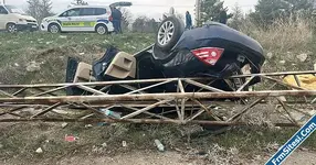 Otomobil cami bahçesine uçtu 5 yaralı-1.webp
