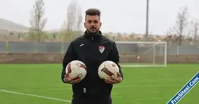 Elazığsporlu Beykan Şimşek Mohamed Salaha kafa tutuyor-1.webp Elazığsporlu Beykan Şimşek Mohamed Salaha kafa tutuyor-1.webp