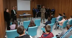 Geleceğin kahramanlarından polise anlamlı sürpriz Edirnede 180 yıl coşkusu miniklerin şiiriyl...webp Geleceğin kahramanlarından polise anlamlı sürpriz Edirnede 180 yıl coşkusu miniklerin şiiriyl...webp
