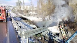Devrilip alev alan TIRda şoför hayatını kaybetti-1.jpg Devrilip alev alan TIRda şoför hayatını kaybetti-1.jpg