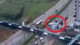 Diyarbakırda faciadan dönüldü Yük treni belediye otobüsüne çarptı-1.jpg Diyarbakırda faciadan dönüldü Yük treni belediye otobüsüne çarptı-1.jpg