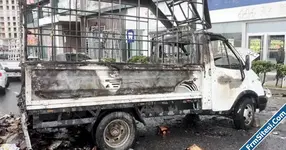 Seyir halindeyken alev alev yanan kamyonet yol kenarındaki araca çarparak durabildi-1.webp Seyir halindeyken alev alev yanan kamyonet yol kenarındaki araca çarparak durabildi-1.webp