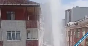 İSKİ çalışmasında boru patladı Fışkıran su 3 katlı binayı geçti-1.webp