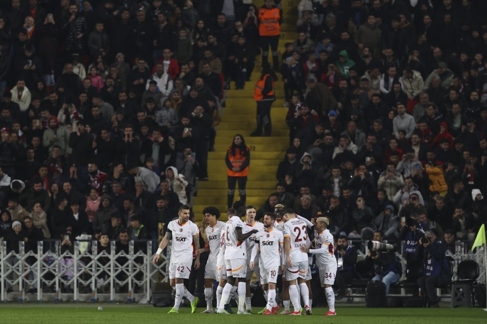 171447588-galatasaray-toplu-sevinc.jpg