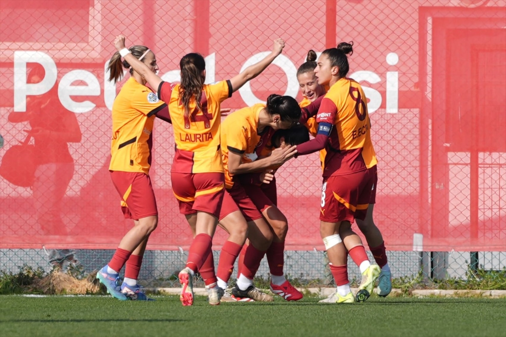 165257587-galatasaray-kadin-futbol-sevinc.jpg
